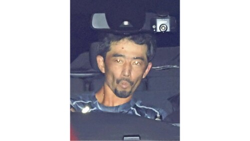 現行犯逮捕され、川越署へ連行される男(22日午前3時26分、埼玉県川越市で)=松本拓也撮影