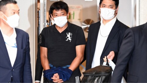 移送される谷口光弘容疑者(中央)=成田空港で2022年6月22日午後5時29分、北山夏帆撮影(画像の一部を加工しています)/ 毎日新聞より